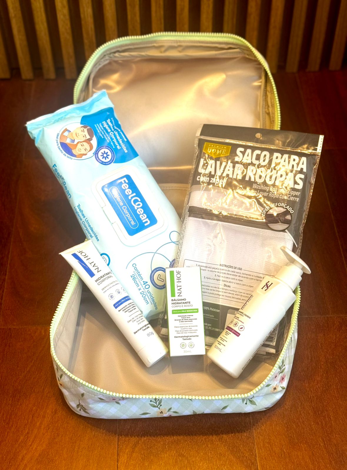 Kit de autocuidado Poupée com a nécessaire aberta e os produtos à vista