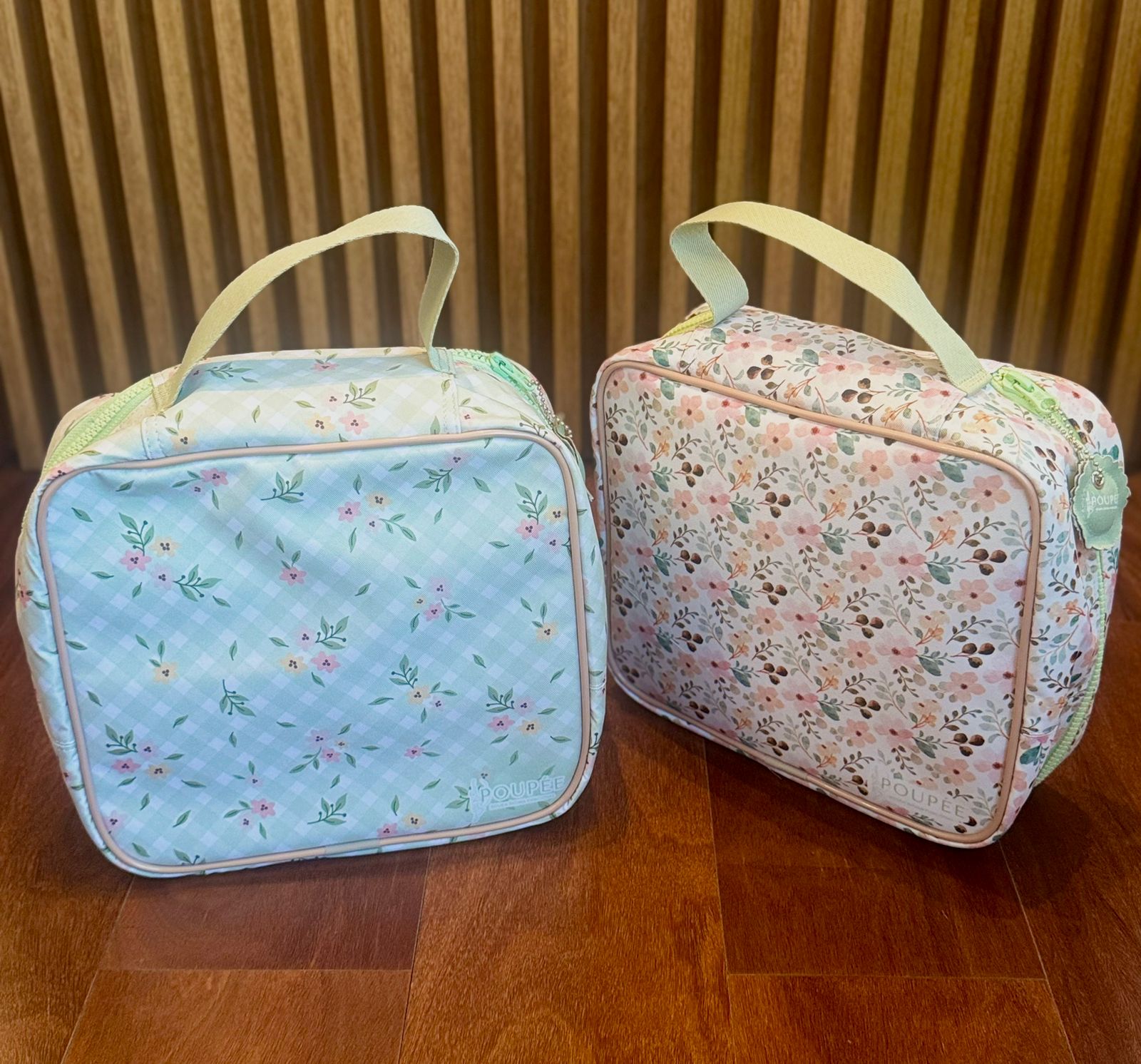 As duas nécessaires do kit de autocuidado Poupée fechadas
